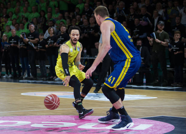 转会市场的 转会市场的